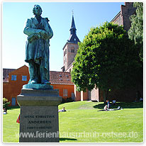 Hans Christian Andersen Denkmal vor der St. Knuds Kirche andersen, denkmal, kirche, odense, insel fuenen, daenemark, ostsee