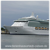 Kreuzfahrtschiff im Hafen ostsee, schiff, kreuzfahrtschiff, hafen