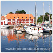 Der Hafen von Lundeborg mit Packhaus lundeborg, hafen, insel fuenen, daenemark, ostsee